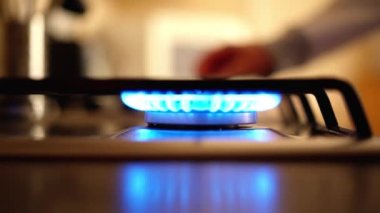 Benzin fiyatlarını çarpıcı bir şekilde artırıyor. Gaz ocağı.