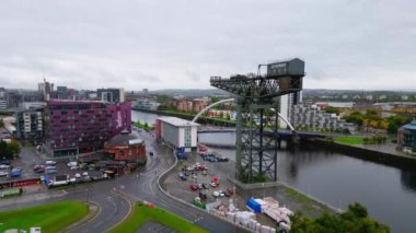Clydeport Crane Glasgow 'daki Clyde Nehri' nde - GLASGOW, UNITED KINGDOM - 4 Ekim 2022