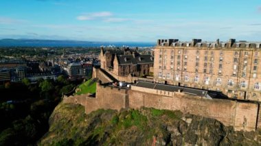 Castle Hill 'deki ünlü Edinburgh Şatosu - hava manzaralı - EDINBURGH, BİRLİK KINGDOM - 3 Ekim 2022