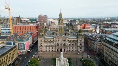 Glasgow Şehir Merkezi 'ndeki George Meydanı üzerinde uçuş - hava manzaralı - GLASGOW, BİRLİK KINGDOM - 4 Ekim 2022