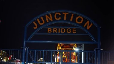 Little Rock 'taki kavşak köprüsü gece aydınlandı - Küçük kaya, ARKANSAS - Kasım 05, 2022