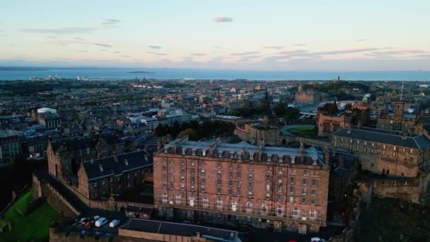 Edinburgh Castle Evening Aerial View Edinburgh United Kingdom October 2022 — Stock Video