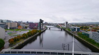 Glasgow 'daki Clyde Nehri üzerinden uçuş - hava görüntüsü - GLASGOW, BİRLİK KINGDOM - 4 Ekim 2022