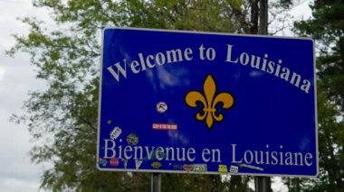Eyalet sınırındaki Louisiana sokak tabelasına hoş geldiniz - SHREVEPORT, LOUISIANA - Kasım 04, 2022