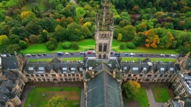 Glasgow Üniversitesi - yukarıdan tarihi ana bina - hava manzaralı - GLASGOW, UNITED KINGDOM - 4 Ekim 2022