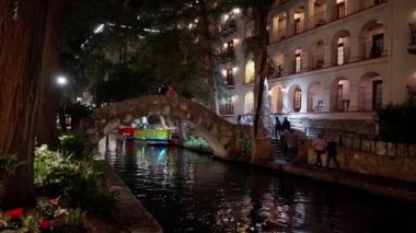 San Antonio 'nun güzel sahil yürüyüşü, nehir kıyısındaki küçük restoranları ve barlarıyla - geceleri manzaralı - SAN ANTONIO, TEXAS - Kasım 01, 2022