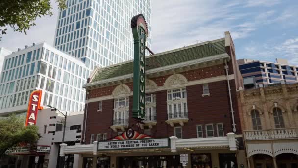 โรงละคร Paramount และโรงละครร ฐในเขตประว ศาสตร ของออสต Austin Texas ลาคม 2022 — วีดีโอสต็อก