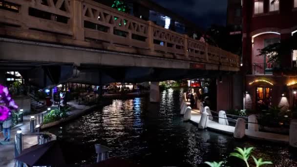 Όμορφη Riverwalk Στο San Antonio Μικρά Εστιατόρια Και Παμπ Κατά — Αρχείο Βίντεο