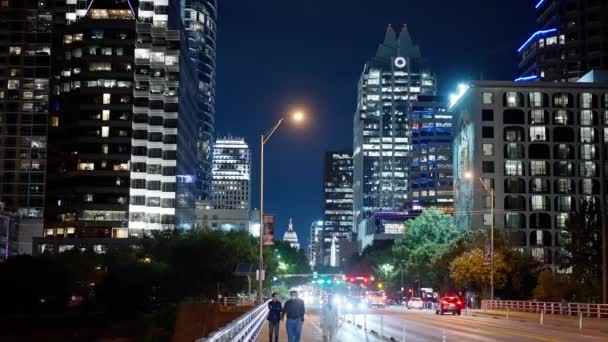 オースティンのコングレス アベニュー フロスト バンク タワーと夜 テキサス州オースティン 2022年10月31日 — ストック動画