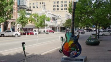 Austin 'in tarihi bölgesinde gitar heykeli - AUSTIN, TEXAS - 31 Ekim 2022