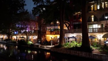 San Antonio 'nun güzel sahil yürüyüşü, nehir kıyısındaki küçük restoranları ve barlarıyla - geceleri manzaralı - SAN ANTONIO, TEXAS - Kasım 01, 2022