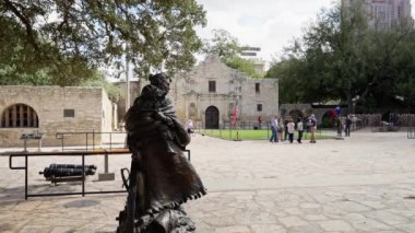 San Antonio Teksas 'taki Alamo Müzesi' ndeki heykel - SAN ANTONIO, TEXAS - 01 Kasım 2022