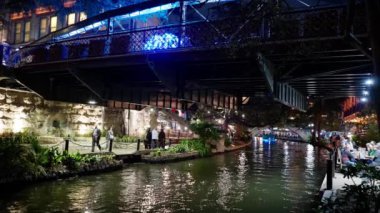 San Antonio 'nun güzel sahil yürüyüşü, nehir kıyısındaki küçük restoranları ve barlarıyla - geceleri manzaralı - SAN ANTONIO, TEXAS - Kasım 01, 2022