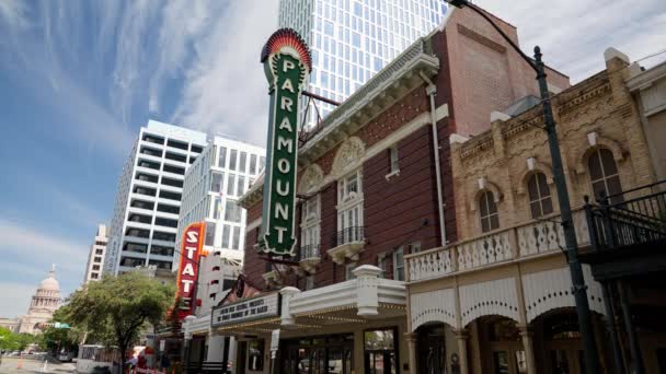 オースティンの歴史地区にあるパラマウント劇場と州立劇場 テキサス州オースティン 2022年10月31日 — ストック動画