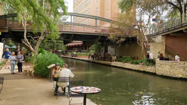 サンアントニオの有名なリバーウォークは人気のある場所です San Antonio Texas 2022年11月01日 — ストック動画