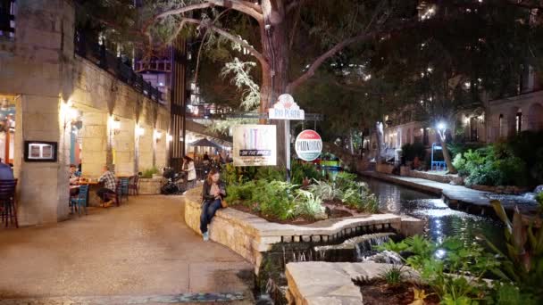 Όμορφη Riverwalk Στο San Antonio Μικρά Εστιατόρια Και Παμπ Κατά — Αρχείο Βίντεο