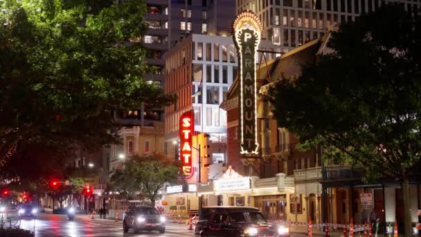 โรงละคร Paramount และโรงละครร ฐในเขตประว ศาสตร ของออสต นในเวลากลางค Austin Texas ลาคม — วีดีโอสต็อก