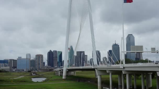Skyline Dallas Texas Con Margaret Hunt Hill Bridge Dallas Texas — Video Stock