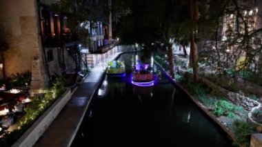 San Antonio Nehri 'ndeki tekneler gece aydınlandı - SAN ANTONIO, TEXAS - 01 Kasım 2022