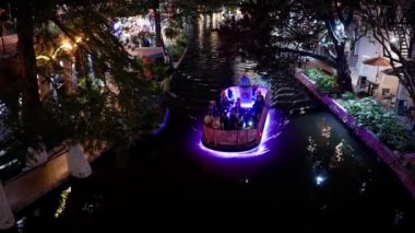 San Antonio Nehri 'ndeki tekneler gece aydınlandı - SAN ANTONIO, TEXAS - 01 Kasım 2022