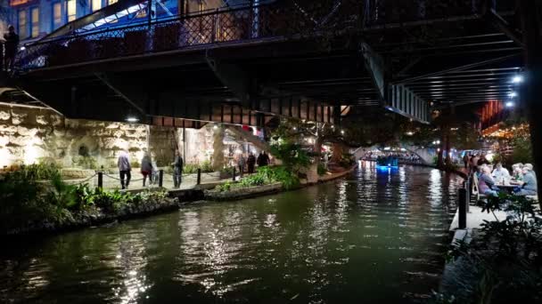 美丽的圣安东尼奥河畔小店和沿河小酒馆 夜景尽收眼底 圣安托诺 Texas 2022年11月1日 — 图库视频影像