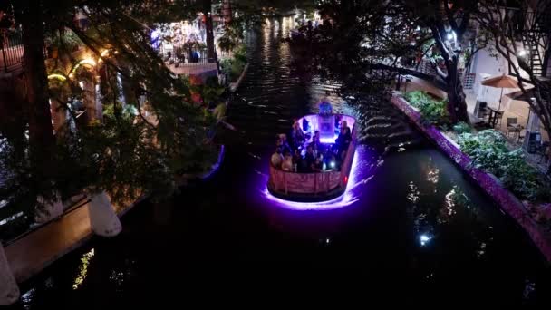 Освітлені Човни Річці Сан Антоніо Вночі Сан Антоніо Тексас Тексас — стокове відео