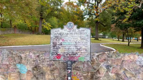 Memphis Teki Graceland Çevreleyen Duvar Elvis Presley Hayranlarının Yazılarıyla Dolu — Stok video