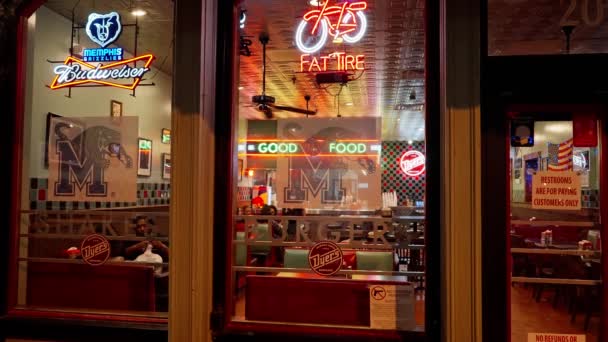 孟菲斯比尔街的汉堡餐厅 蓝色和摇滚音乐之家 Memphis Tennessee 2022年11月7日 — 图库视频影像