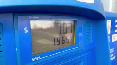 Bir arabayı benzin istasyonunda doldurmak - HOUSTON, ABD - Kasım 01, 2022