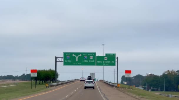 Riktningsskyltar Motorvägen Till Dallas Och Little Rock Pov Körning Texarkana — Stockvideo