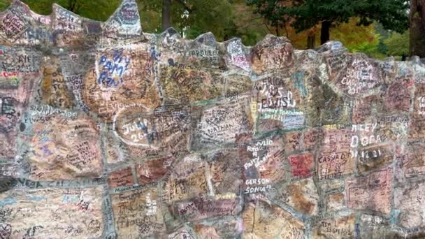 Wall Surrounding Graceland Memphis Full Writings Elvis Presley Fans Memphis — Stock Video