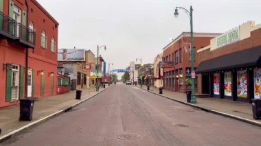 Memphis, ABD 'deki efsanevi Beale Caddesi' nde yürüyoruz. 06 Kasım 2022.