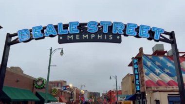 Memphis, ABD 'deki efsanevi Beale Caddesi' nde yürüyoruz. 06 Kasım 2022.