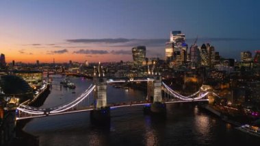 Akşamları Londra Nehri ve Tower Köprüsü üzerinde çekim yapmak - hava görüntüsü - seyahat fotoğrafçılığı