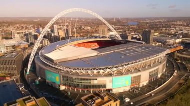 Güneşli bir günde Londra 'daki Wembley Stadyumu üzerinde hava manzarası - LONDON, UNITED KINGDOM - 18 ARALIK 2022