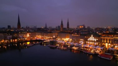 Hamburg 'un güzel şehir merkezi Noel zamanı - HAMBURG ŞEHRİ, ALMANA - 26 ARALIK 2022
