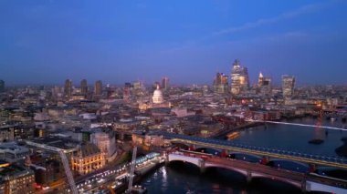 Akşamları Londra şehri - hava manzaralı - seyahat fotoğrafçılığı