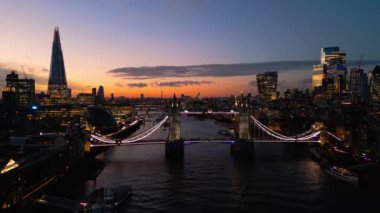 Londra ve Kule Köprüsü üzerinde harika bir akşam manzarası - LONDON, BİRLİK KINGDOM - 18 ARALIK 2022