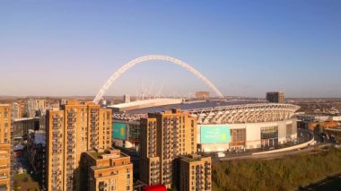 Güneşli bir günde Londra 'daki Wembley Stadyumu üzerinde hava manzarası - LONDON, UNITED KINGDOM - 18 ARALIK 2022