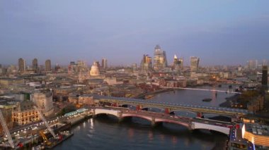 Akşamları Londra ve Thames nehri şehri - hava manzarası - seyahat fotoğrafçılığı