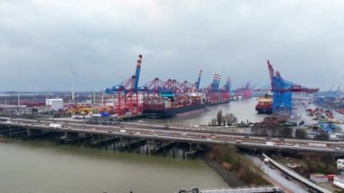 Hamburg Limanı. Tollerort Konteynır Taşımacılığı - HAMBURG ŞEHRİ, ALMANA - 26 ARALIK 2022