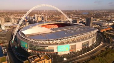 Güneşli bir günde Londra 'daki Wembley Stadyumu üzerinde hava manzarası - LONDON, UNITED KINGDOM - 18 ARALIK 2022