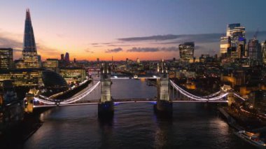 Londra ve Tower Bridge üzerinde tipik akşam manzarası - hava görüntüleri - LONDON, BİRLİK KINGDOM - 18 ARALIK 2022