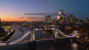Thames Nehri ve Tower Köprüsü ile Londra - Akşamları inanılmaz bir hava manzarası - LONDON, BİRLİK KINGDOM - 18 ARALIK 2022