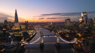 Thames Nehri ve Tower Köprüsü ile Londra - Akşamları inanılmaz hava manzarası - seyahat fotoğrafçılığı