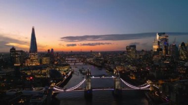 Londra ve Tower Köprüsü üzerinde harika bir akşam manzarası - seyahat fotoğrafçılığı