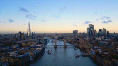 Tower Bridge ve Londra üzerindeki hava manzarası - seyahat fotoğrafçılığı