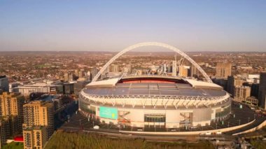 Güneşli bir günde Londra 'daki Wembley Stadyumu üzerinde hava manzarası - LONDON, UNITED KINGDOM - 18 ARALIK 2022