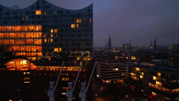 夜のハンブルクのエルプフィルハーモニー コンサートホール 素晴らしいドローン撮影 ドイツ ハンブルク市 2022年12月26日 — ストック動画