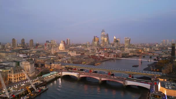 夕方のロンドン市とテムズ川 航空写真 旅行写真 — ストック動画